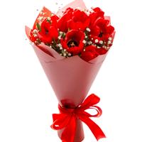 Оригінальний букет із 7 червоних тюльпанів 