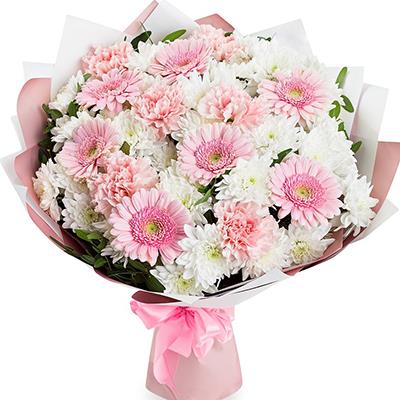 Нежный букет из розовой герберы и белой хризантемы