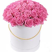 59 розовых роз в шляпной коробке