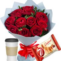 Букет красных роз с кофе и круассаном