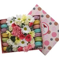 Small box with flowers and macaroons