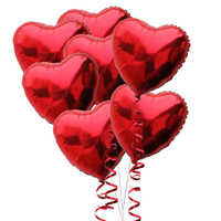 7 фольгированных шаров в форме сердца.
