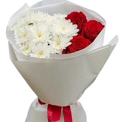 Мини букет из роз и хризантем Мини букет из роз и хризантем