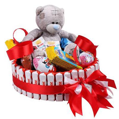 Композиция со сладостями и игрушкой  Композиция со сладостями и игрушкой